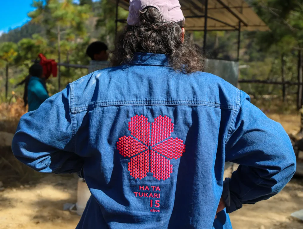 Ha Ta Tukari. Gaby, from Isla Urbana's team, showing her shirt with the Ha Ta Tukari's logo.