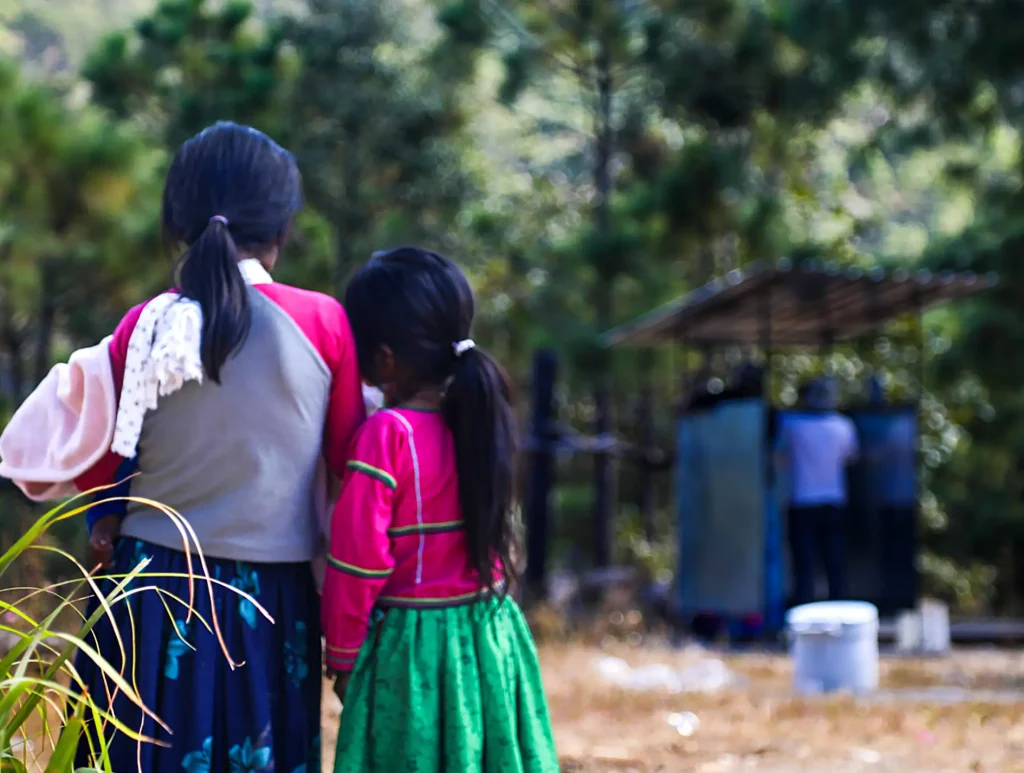 Ha Ta Tukari. Kids watching how the team is working on the dry toilet project. Photo by Patricio Orden.